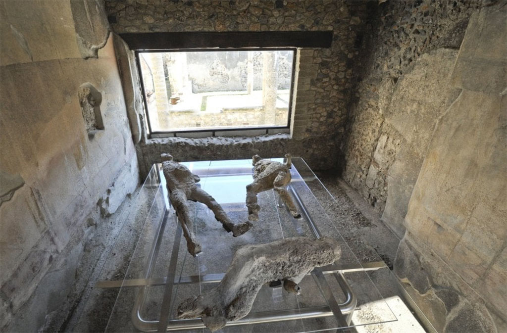 VII.1.47 Pompeii. March 2017. Room 8, looking across plaster-casts towards window in east wall.
