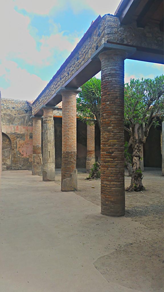 VII.1.47/25 Pompeii. May 2017. Looking north across west side of peristyle 31 in VII.1.25
Looking north-east across west side of peristyle 31 in VII.1.25. Photo courtesy of Giuseppe Ciaramella.