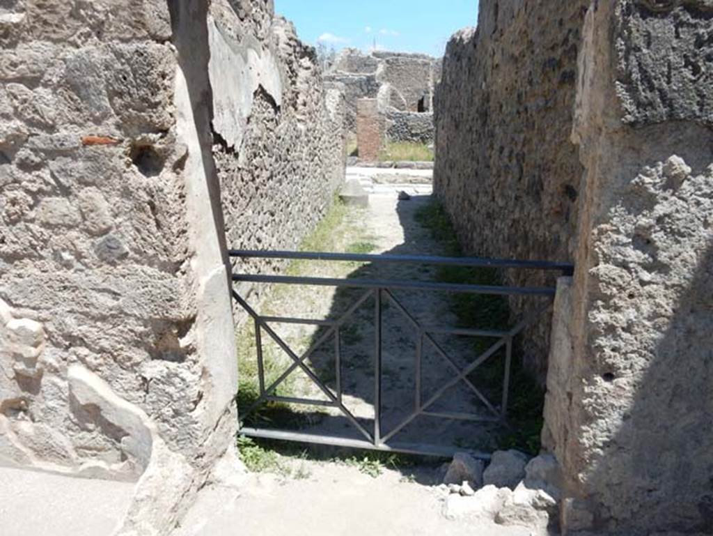 VII.1.47 Pompeii. May 2017. Looking east from room 21, through doorway to entrance at VII.1.18, leading to Via Stabiana. 
Photo courtesy of Buzz Ferebee.