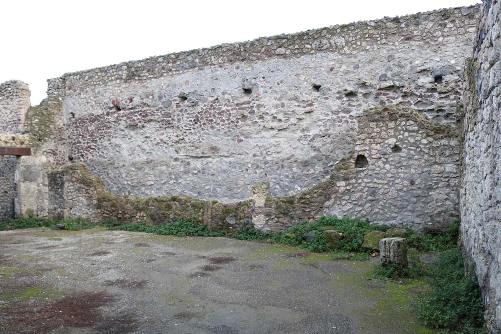 VII.1.47 Pompeii. December 2018. 
Room 21, looking towards low south wall. Behind the low wall is a narrow passage, which may be part of the Stabian Baths
Photo courtesy of Aude Durand.