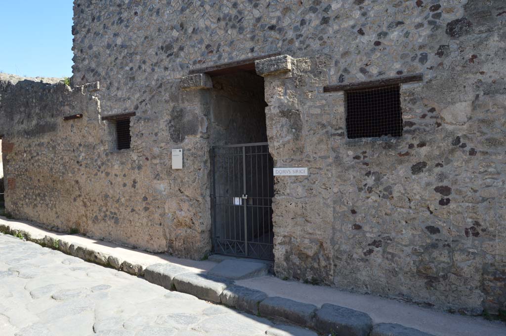 VII.1.47 Pompeii. October 2017. Looking north-east towards entrance doorway.
Foto Taylor Lauritsen, ERC Grant 681269 DÉCOR.