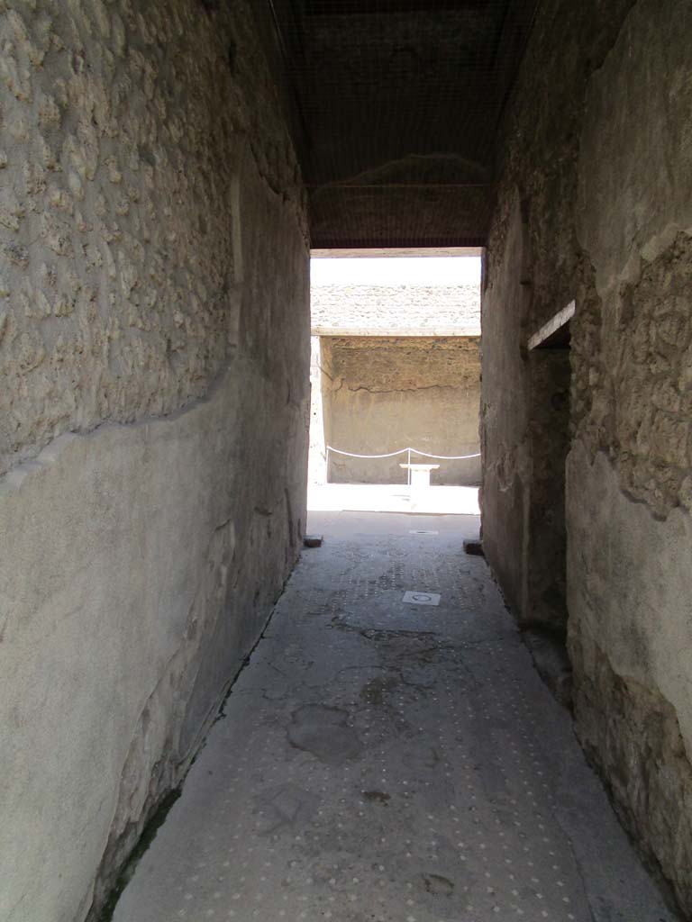 VII.1.47 Pompeii. April 2019. Entrance corridor or fauces 1, looking east. 
Photo courtesy of Rick Bauer.