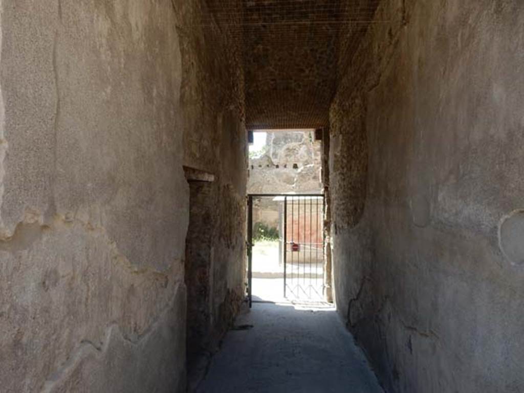 VII.1.47 Pompeii. May 2017. Looking west along entrance corridor 1 leading to Vicolo del Lupanare.  Photo courtesy of Buzz Ferebee.