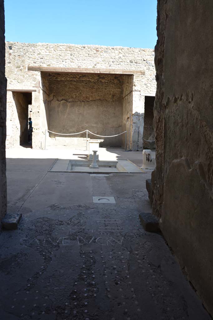 VII.1.47 Pompeii. October 2019. 
Looking east from entrance corridor 1, across atrium towards tablinum.
Foto Annette Haug, ERC Grant 681269 DÉCOR.