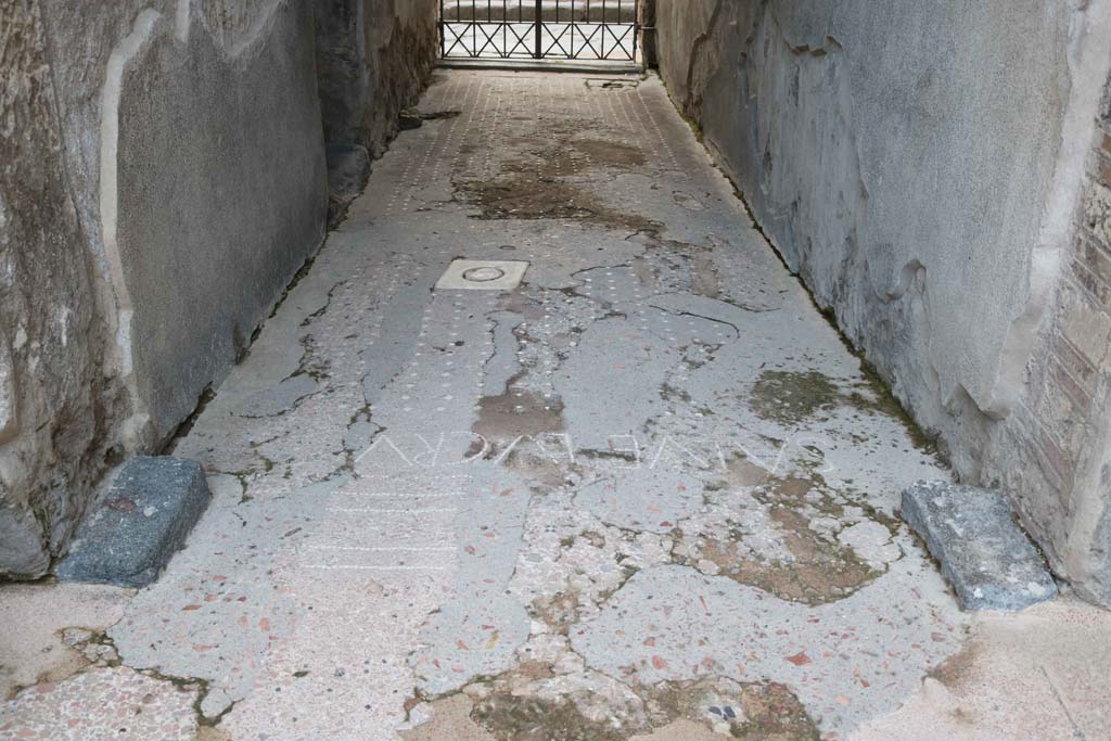VII.1.47, Pompeii. December 2018. 
Looking west along entrance corridor 1, towards entrance doorway. Photo courtesy of Aude Durand.