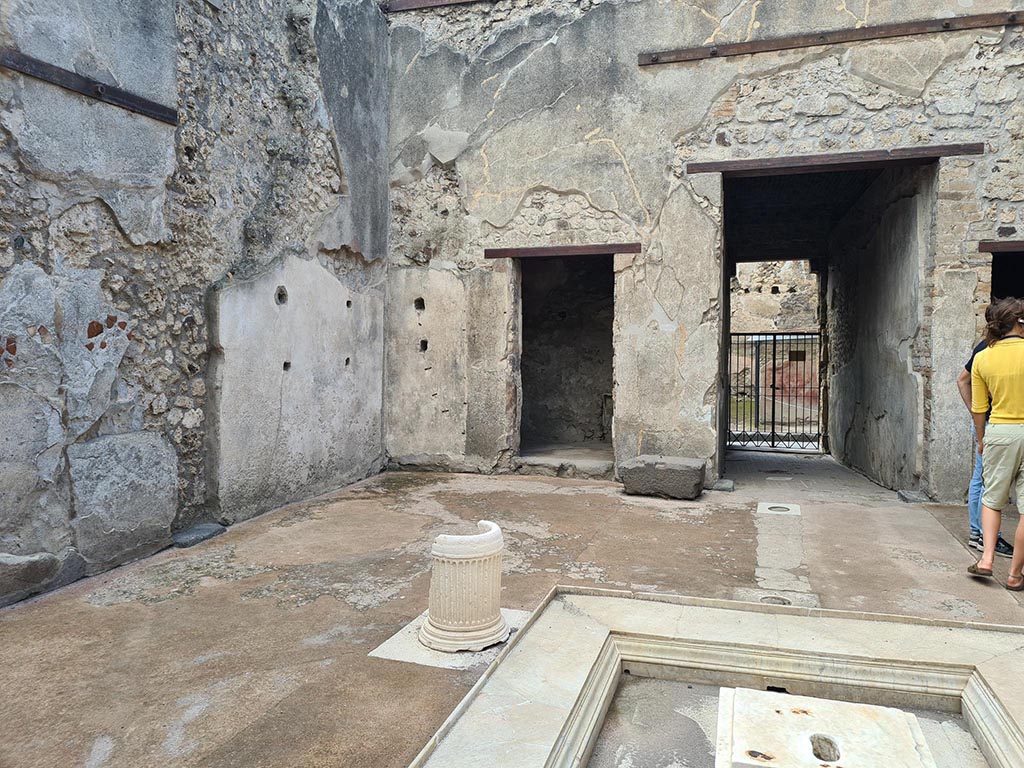 VII.1.47 Pompeii. October 2024. South-west corner of atrium 3.
Doorway to cubiculum 4, in centre, with base of money-chest separating it from entrance corridor/fauces, centre right.
Photo courtesy of Klaus Heese.