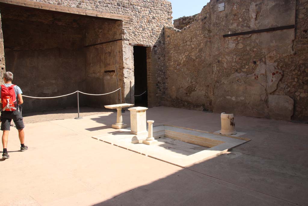 VII.1.25 Pompeii. April 2018. 
Looking east across atrium 3, at the rear left is the tablinum 6, and room 5, at the rear on right. 
Photo courtesy of Klaus Heese.