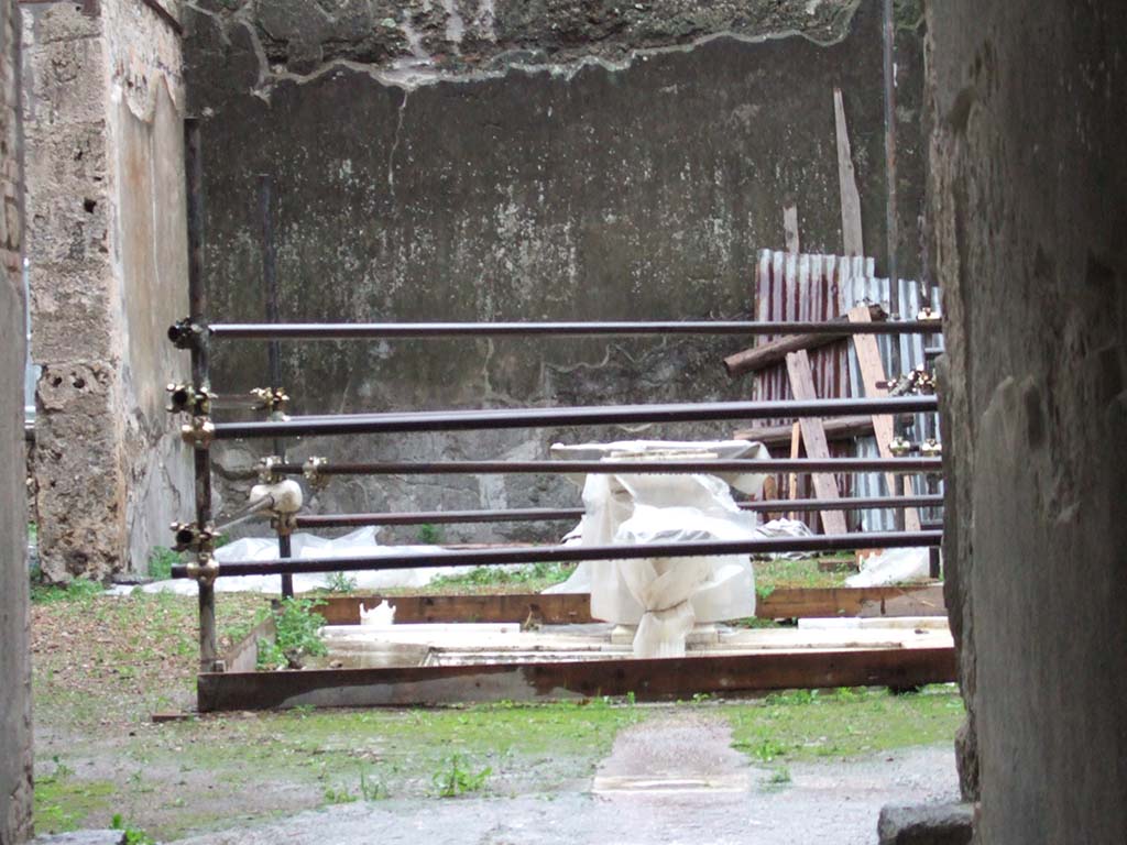 VII.1.47 Pompeii. December 2005. Looking east to atrium 3, and tablinum 6 at rear.