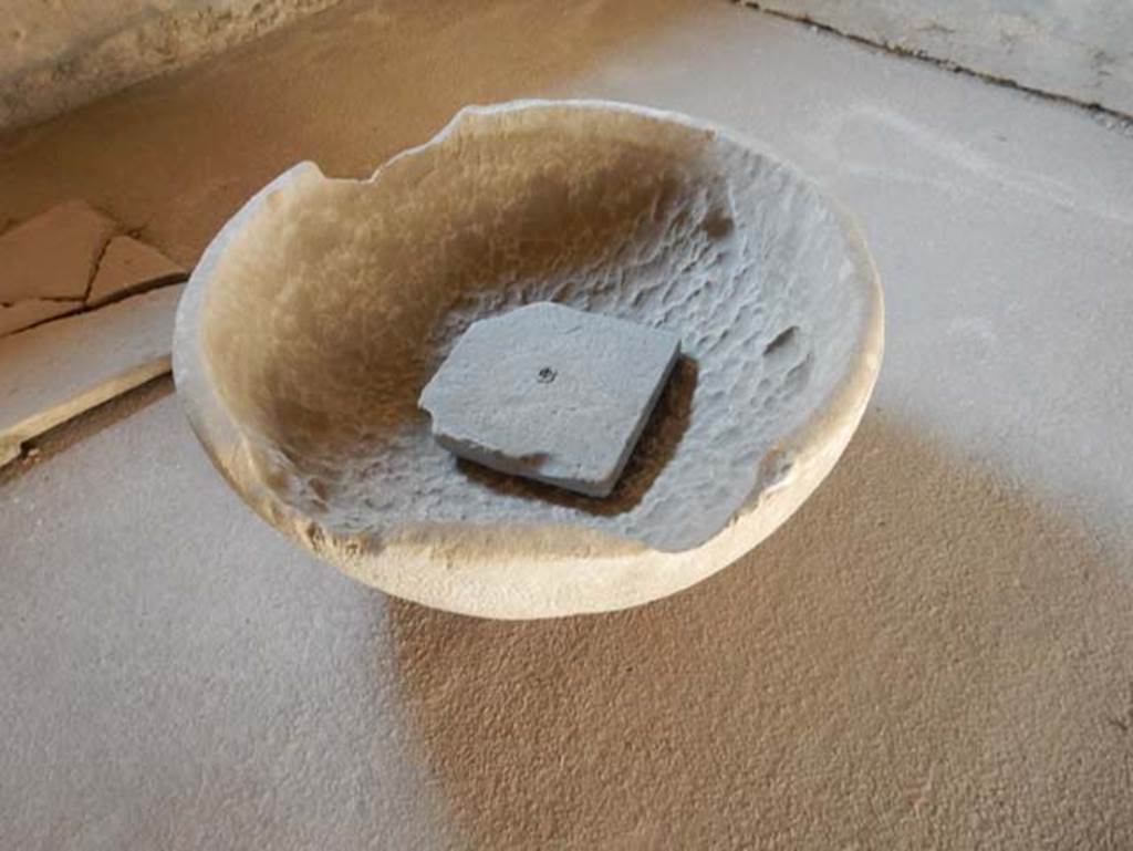 VII.1.47 Pompeii. May 2017.  Basin displayed in room 11 in north-west corner of atrium.
Photo courtesy of Buzz Ferebee.