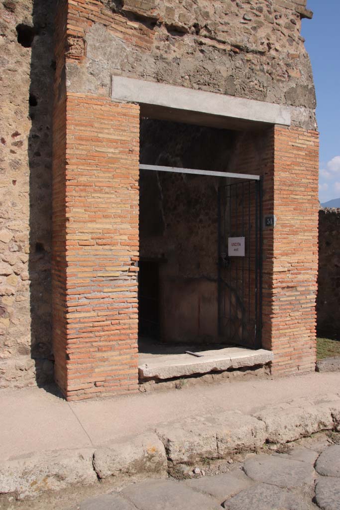 VII.1.51 Pompeii. September 2021. 
Entrance doorway to corridor H on east side of Vicolo del Lupanare. Photo courtesy of Klaus Heese.