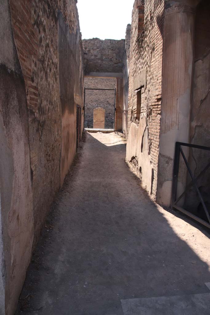 VII.1.51 Pompeii. September 2021. 
Looking west along corridor H, towards doorway to Vicolo del Lupanare. Photo courtesy of Klaus Heese.