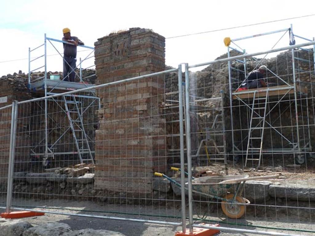 VII.2.1 on left, and VII.2.2 on right. September 2015. Looking west towards the two shops being reconsolidated.