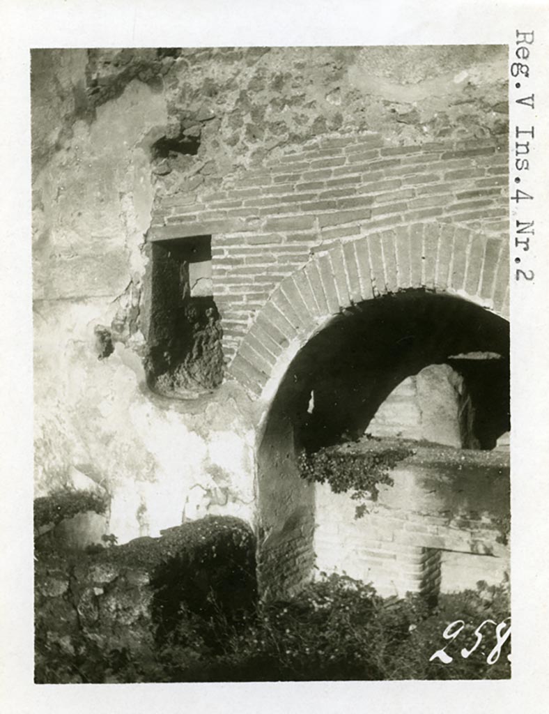VII.2.3 Pompeii (but shown as V.4.2 on photo). Pre-1937-1939. Looking towards oven, according to Tatiana Warsher.
Photo courtesy of American Academy in Rome, Photographic Archive. Warsher collection no. 258.