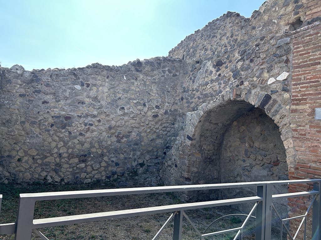 VII.2.7 Pompeii. March 2023. Shop entrance with arched niche under masonry staircase.
Photo courtesy of John M. Callahan.