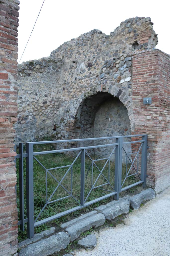VII.2.7, Pompeii December 2018. 
Looking towards entrance doorway and arched niche in north wall. Photo courtesy of Aude Durand.