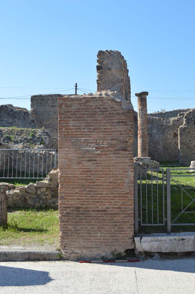 VII.2.11 Pompeii. October 2017. Pilaster on left (south) side of entrance doorway.
Foto Taylor Lauritsen, ERC Grant 681269 DÉCOR.