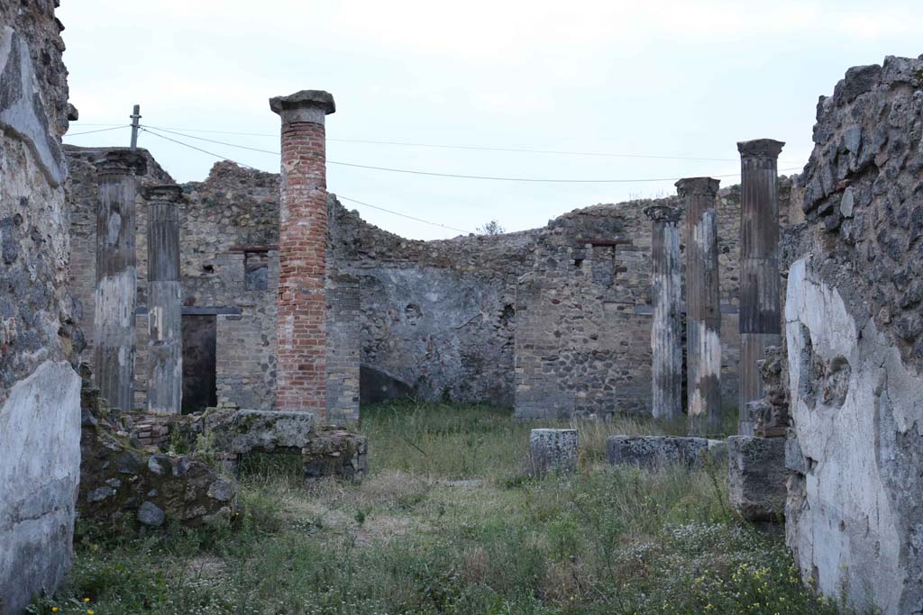 VII.2.11, Pompeii. December 2018. Looking west from entrance corridor. Photo courtesy of Aude Durand.