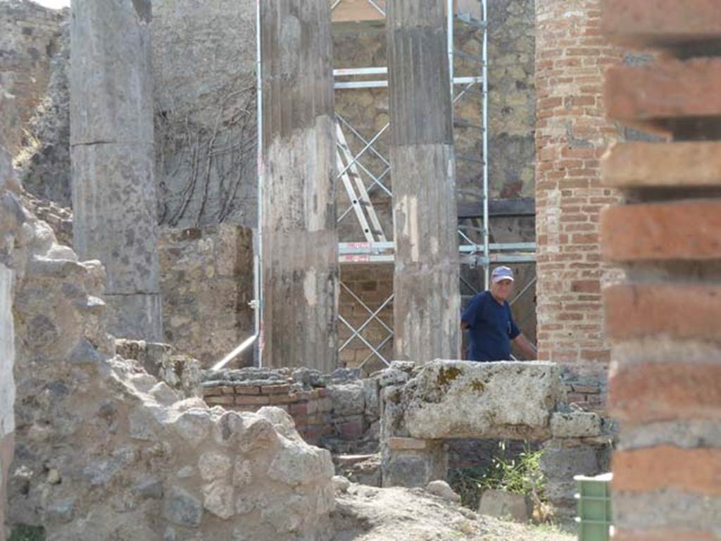 VII.2.11 Pompeii. September 2015. South side of peristyle area.