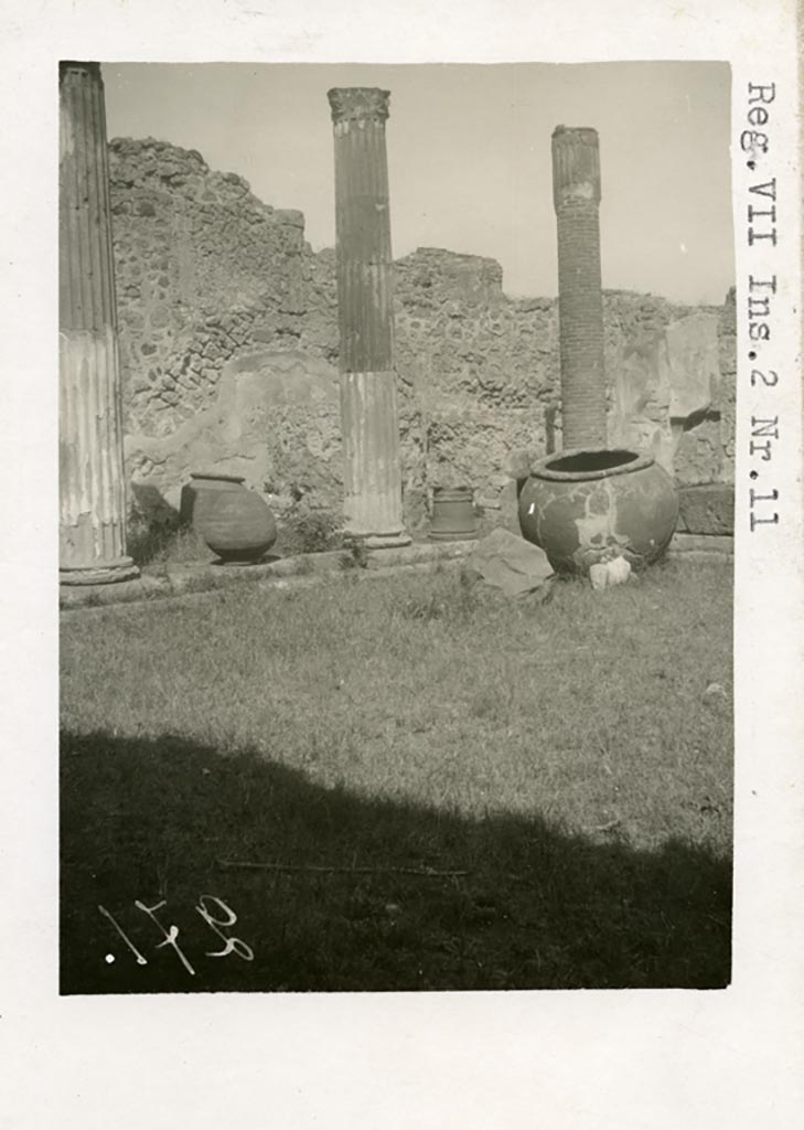 VII.2.11 Pompeii. Pre-1937-39. Looking north-east across peristyle.
Photo courtesy of American Academy in Rome, Photographic Archive. Warsher collection no. 271.