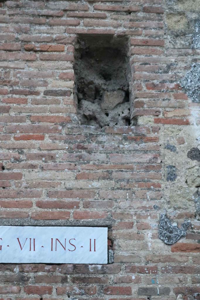 VII.2.15 Pompeii. December 2018. 
Looking south on Vicolo del Panetierre towards upper recess in exterior wall.  
Photo courtesy of Aude Durand.