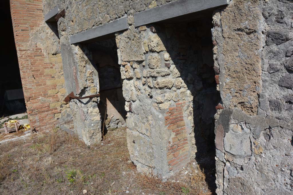 VII.2.16 Pompeii. October 2019. Looking north-east on east portico, with doorways to oecus 3, on left, and rooms 4, 5 and 6.
Foto Annette Haug, ERC Grant 681269 DÉCOR.