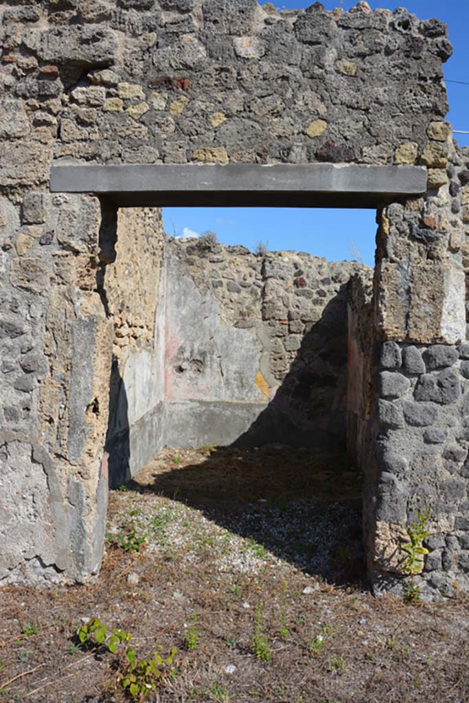VII.2.16 Pompeii. October 2019. Cubiculum 7, looking east through doorway from east portico.
Foto Annette Haug, ERC Grant 681269 DÉCOR.