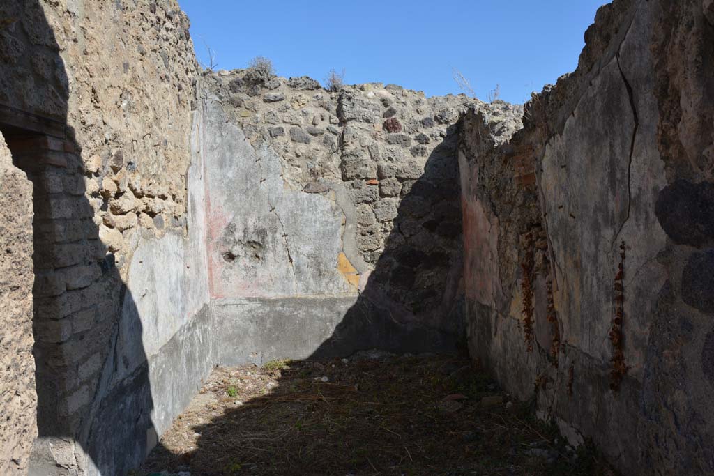 VII.2.16 Pompeii. October 2019. Cubiculum 7, looking east through doorway.
Foto Annette Haug, ERC Grant 681269 DÉCOR.