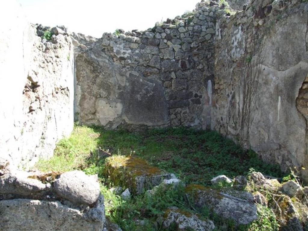 VII.2.16 Pompeii. March 2009. Room 8, oecus. Looking east.
According to PPM, 
“Cubiculum “u”: of the white mosaic flooring only a few tesserae remain under the north wall, whilst the doorway threshold of the room was perfectly preserved”. 
See Carratelli, G. P., 1990-2003. Pompei: Pitture e Mosaici. VI, 6. Roma: Istituto della enciclopedia italiana, (p.574).
Both PPM and Pernice describe this room as a cubiculum.