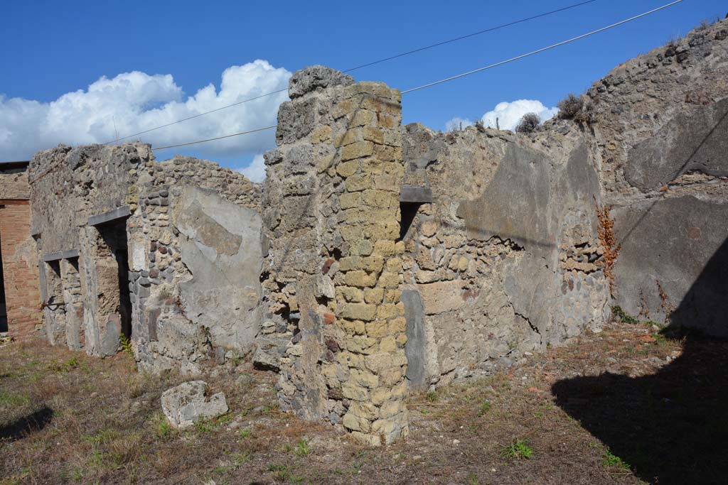 VII.2.16 Pompeii. October 2019. Looking north-east along east portico, from room 9, on right.
Foto Annette Haug, ERC Grant 681269 DÉCOR.