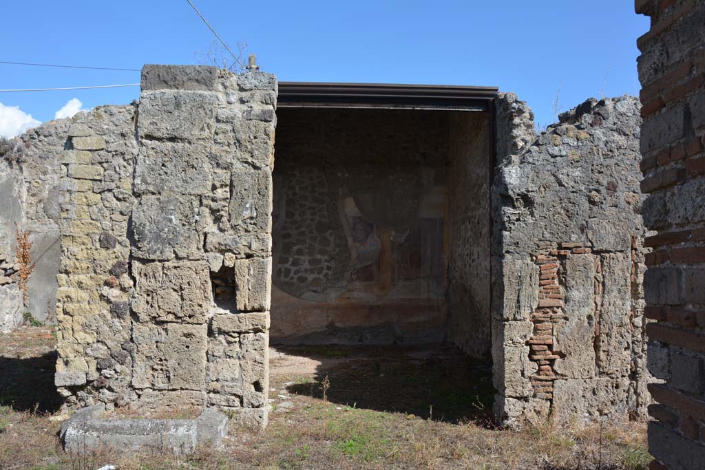 VII.2.16 Pompeii. October 2019. Looking across east portico towards doorway to oecus 10.
Foto Annette Haug, ERC Grant 681269 DÉCOR.