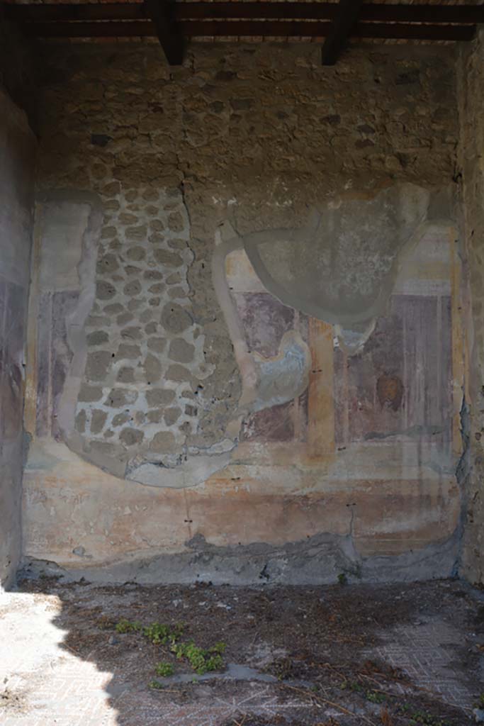 VII.2.16 Pompeii. October 2019. Oecus 10, looking across flooring towards east wall.
Foto Annette Haug, ERC Grant 681269 DÉCOR.