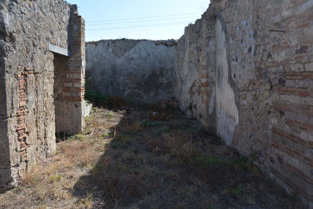 VII.2.16 Pompeii. October 2019. Room 15, looking south to small unroofed area on south side of east portico.
Foto Annette Haug, ERC Grant 681269 DÉCOR.