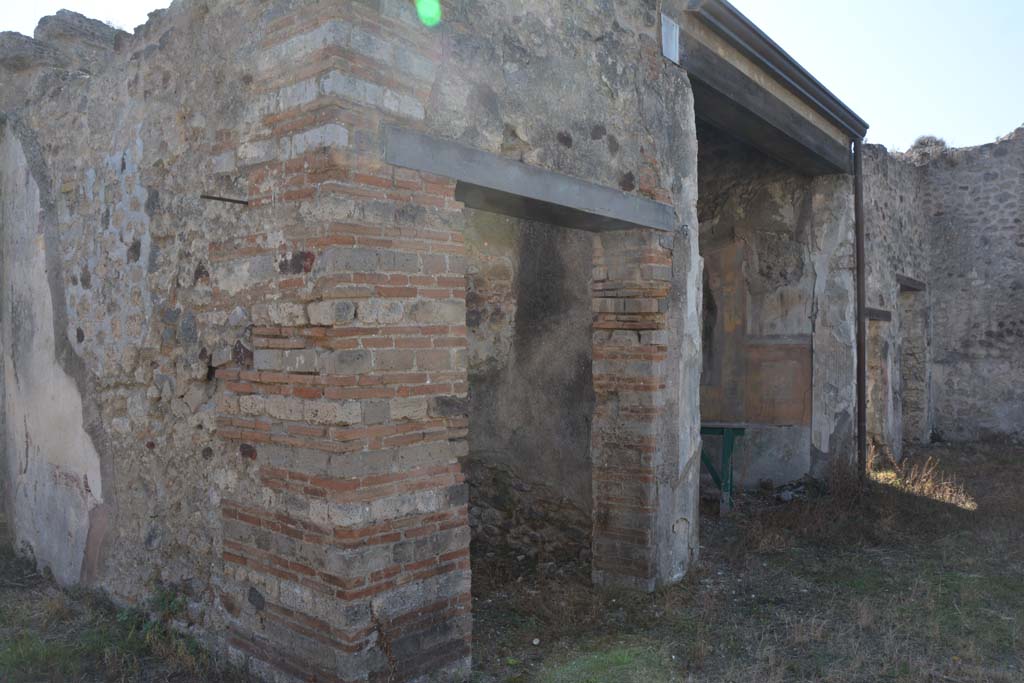 VII.2.16 Pompeii. October 2019. Looking west along south portico with doorways to rooms 16 and 17.
Foto Annette Haug, ERC Grant 681269 DÉCOR.