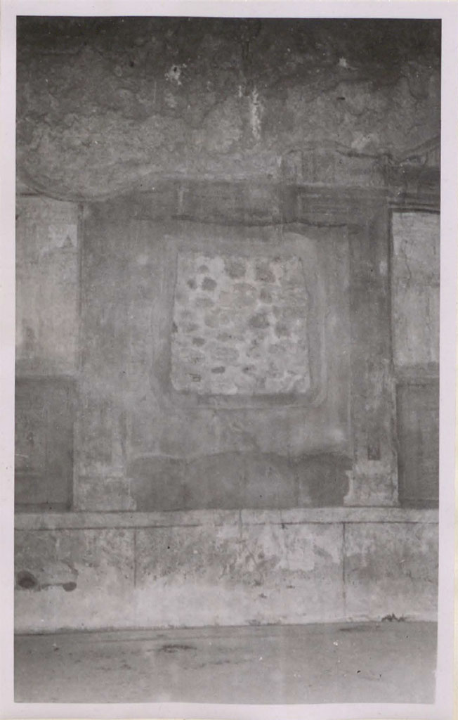 VII.2.16 Pompeii. Pre-1942. Room 17, south wall of exedra.
Site of painting of the contest of Venus and Hesperus, after the painting had been transferred to the Museum.
See Warscher, T. 1942. Catalogo illustrato degli affreschi del Museo Nazionale di Napoli. Sala LXXX. Vol.2. Rome, Swedish Institute.