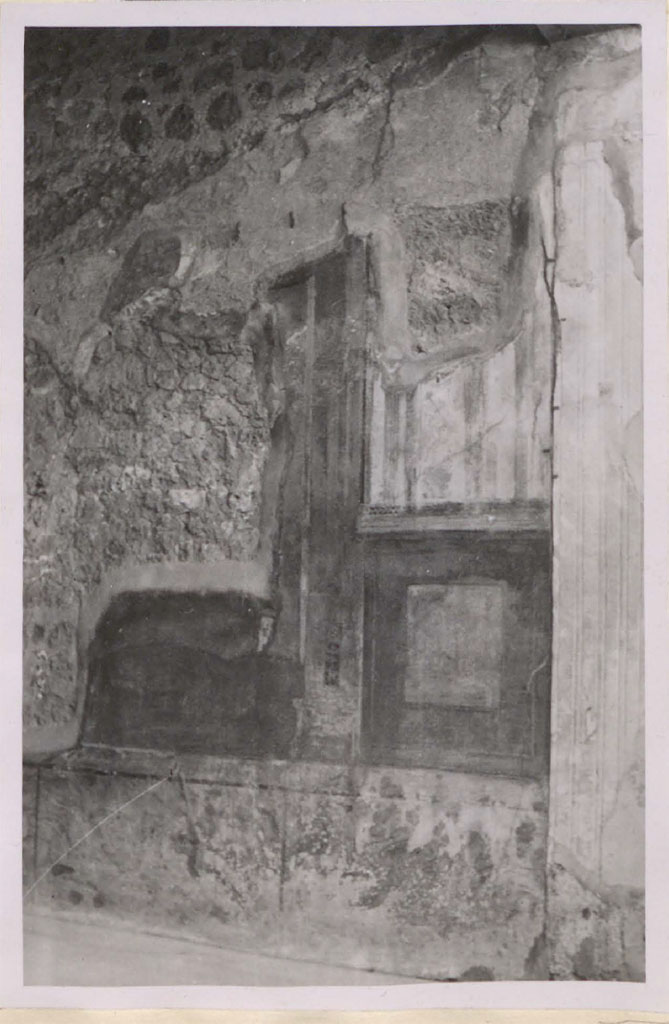 VII.2.16 Pompeii. Pre-1942. Room 17, west wall of exedra.
Recess for the painting of the wedding of Pirithous and Hippodamia after it had been transferred to the Museum.
See Warscher, T. 1942. Catalogo illustrato degli affreschi del Museo Nazionale di Napoli. Sala LXXX. Vol.2. Rome, Swedish Institute.