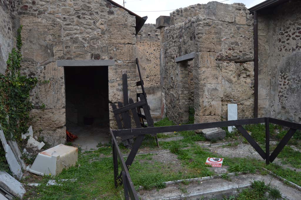 VII.2.16 Pompeii. October 2017. 
Looking towards north side of atrium, with doorway to room 21, cubiculum, on left, and entrance corridor, centre right, with doorway into room 1.
Foto Taylor Lauritsen, ERC Grant 681269 DÉCOR.