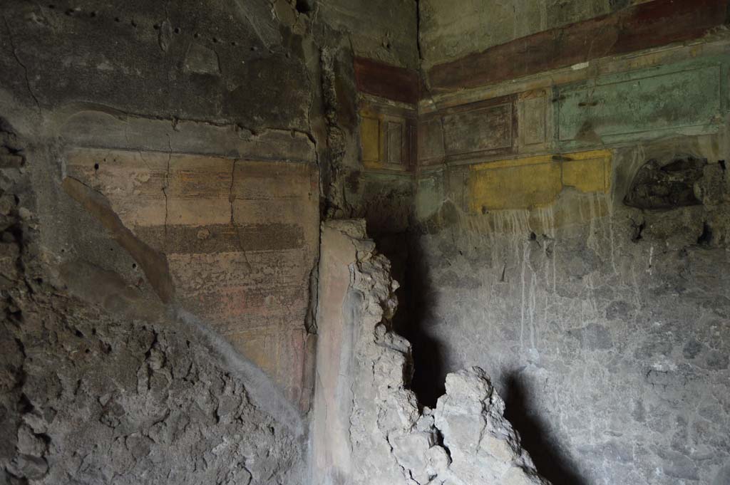 VII.2.16 Pompeii. October 2017. Room 21, west wall, north-west corner, and north wall, detail of painted decoration. 
Foto Taylor Lauritsen, ERC Grant 681269 DÉCOR.
