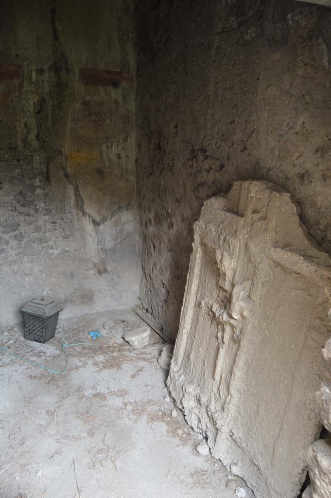 VII.2.16 Pompeii. October 2017. 
Room 21, north-east corner and east wall with plaster-cast of door.
Foto Taylor Lauritsen, ERC Grant 681269 DÉCOR.