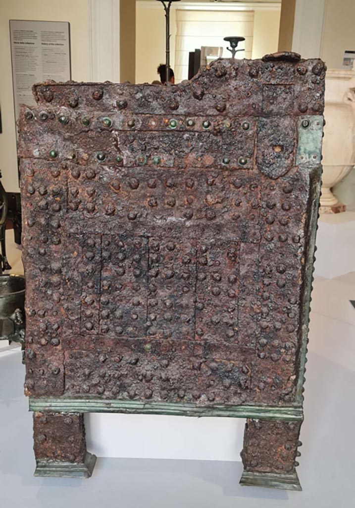 VII.2.18 Pompeii. October 2023. 
Side of “arca”, storage/money-chest. Photo courtesy of Giuseppe Ciaramella.