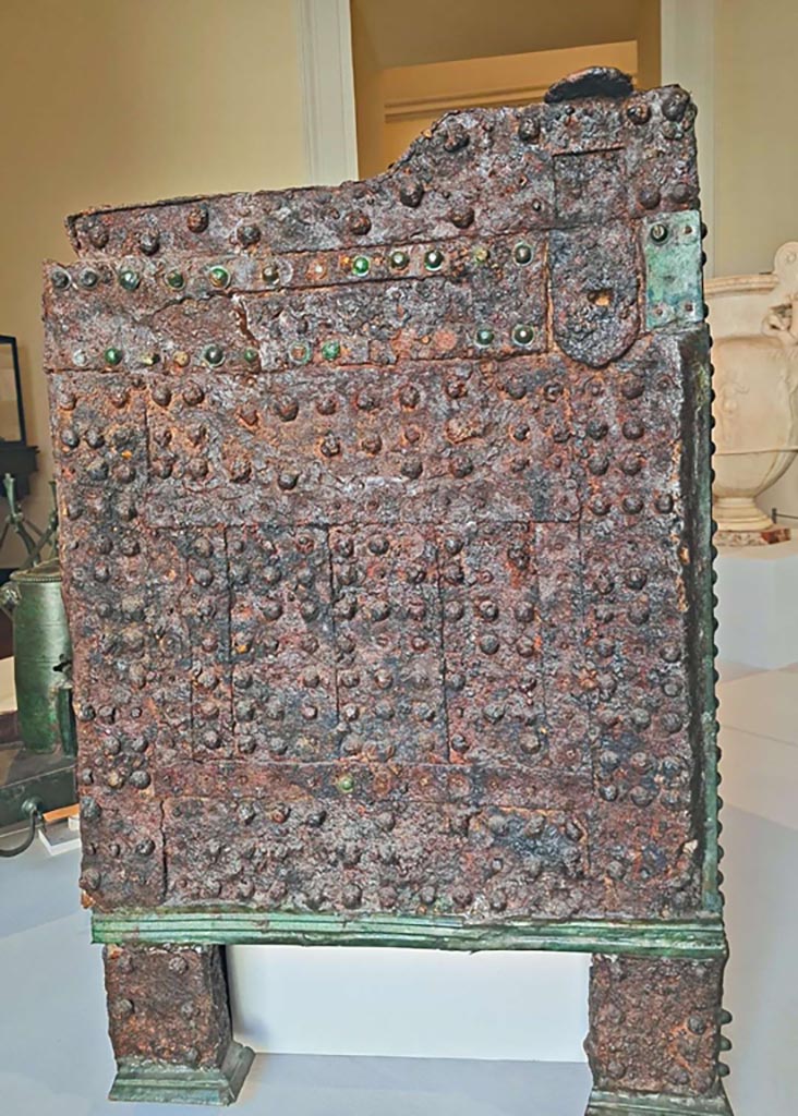 VII.2.18 Pompeii. October 2023. 
Detail of side of “arca”, storage/money-chest. Photo courtesy of Giuseppe Ciaramella.