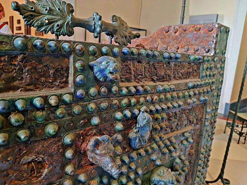 VII.2.18 Pompeii. October 2023. Arca/strong box, detail of handle and upper front of box. Photo courtesy of Giuseppe Ciaramella.