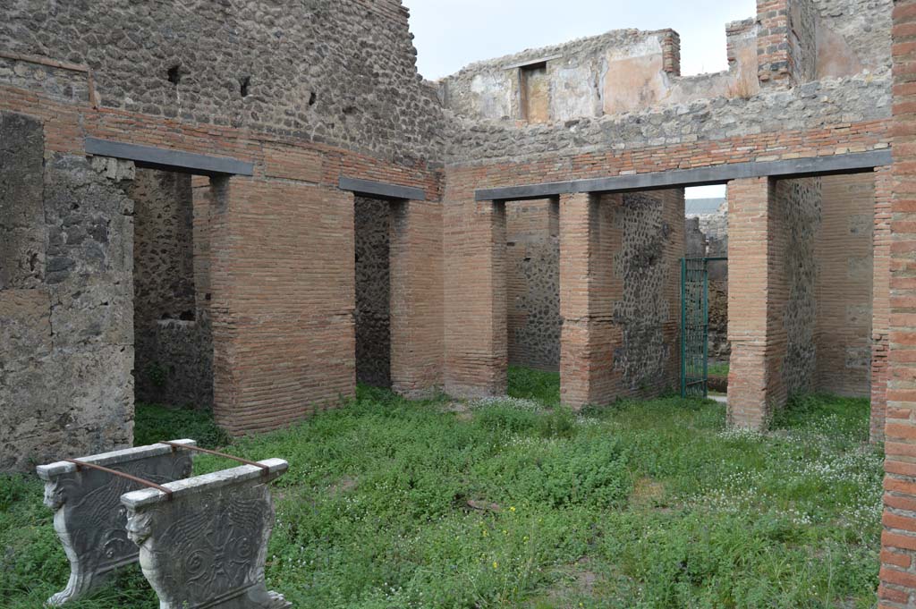 VII.2.18 Pompeii. October 2017. 
Looking north-west across atrium towards doorways to rooms 7 & 8, on west side of atrium, on left.
Doorways to room 9, the entrance corridor/fauces, and room 2, on north side of atrium, are on right.
The upper floor dwelling (of VII.2.19) is visible above the rooms on the north side.
Foto Taylor Lauritsen, ERC Grant 681269 DÉCOR.