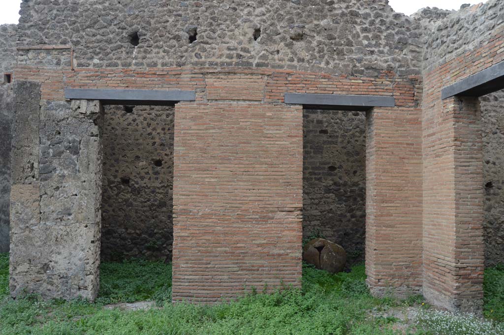 VII.2.18 Pompeii. October 2017. Room 7, on left, and room 8, in centre, doorways on west side of atrium.
Foto Taylor Lauritsen, ERC Grant 681269 DÉCOR.
