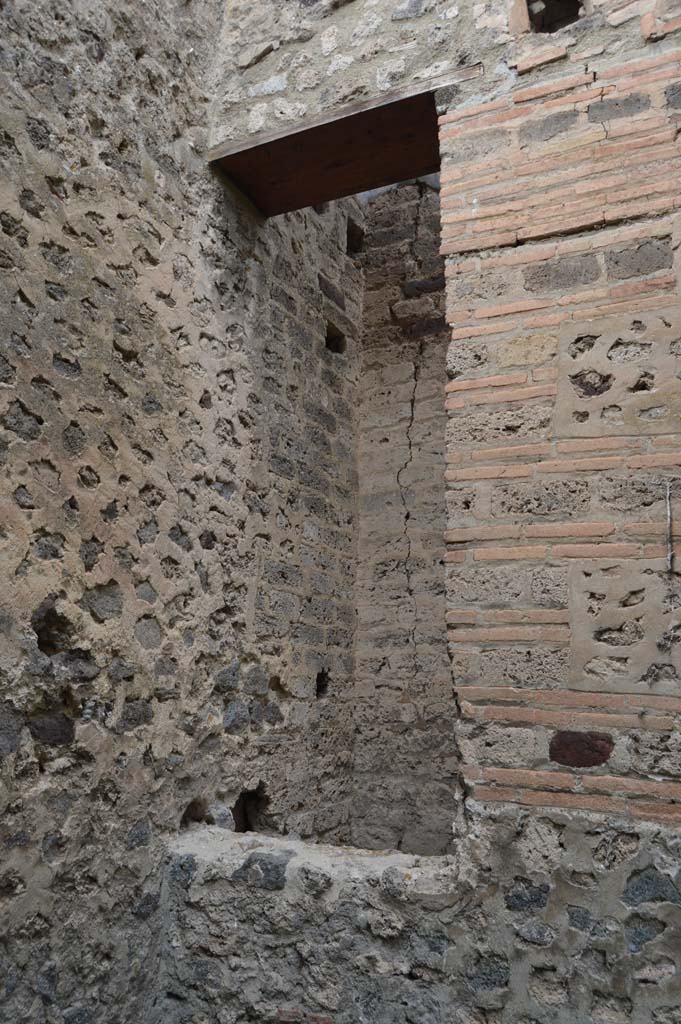 VII.2.18 Pompeii. October 2017. 
Room 7, north wall of cubiculum in north-west corner, with entry for staircase from room 8.
Foto Taylor Lauritsen, ERC Grant 681269 DÉCOR.