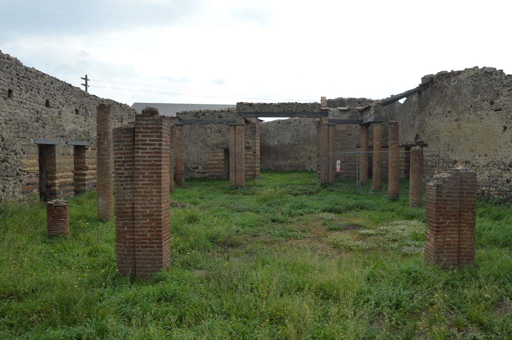 VII.2.18 Pompeii. October 2017. Looking south from north portico across peristyle garden.
Foto Taylor Lauritsen, ERC Grant 681269 DÉCOR.