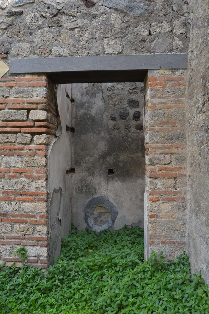 VII.2.18 Pompeii. October 2017. Room 15, looking east through doorway into cupboard.
Foto Taylor Lauritsen, ERC Grant 681269 DÉCOR.