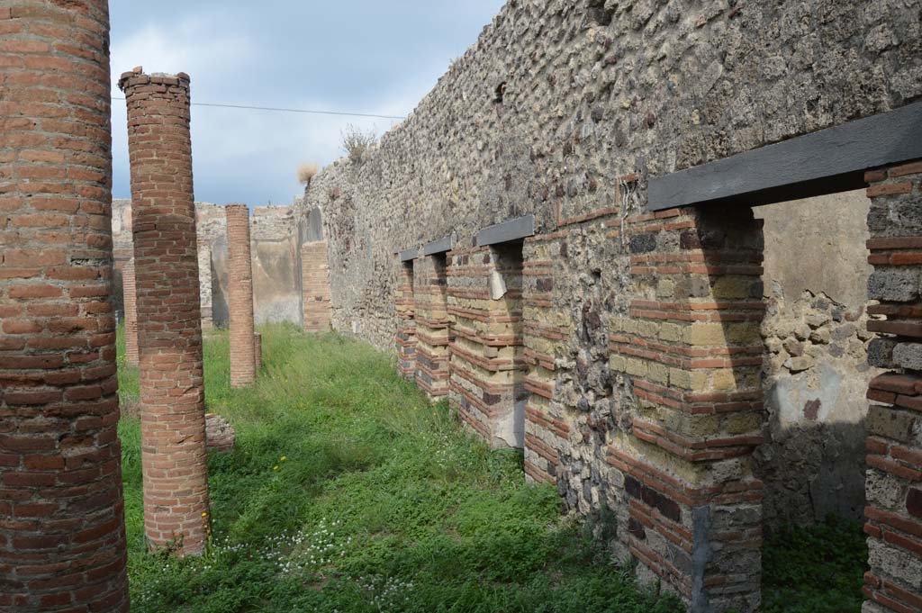 VII.2.18 Pompeii. October 2017. Looking north along east portico from doorway to room 14, on right.
Foto Taylor Lauritsen, ERC Grant 681269 DÉCOR.