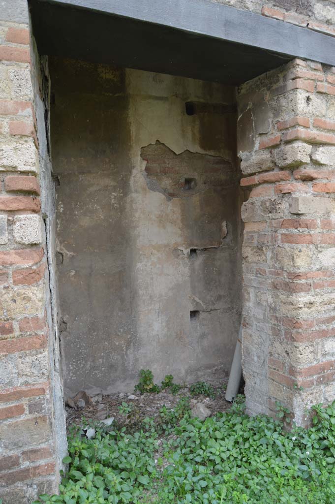 VII.2.18 Pompeii. October 2017.
Room 16, looking through doorway into small room or cupboard.
Foto Taylor Lauritsen, ERC Grant 681269 DÉCOR.