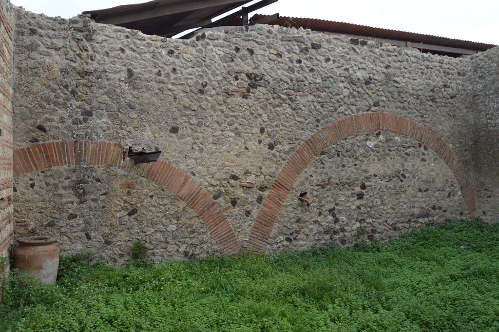 VII.2.18 Pompeii. October 2017. Room 17, east wall of exedra.
Foto Taylor Lauritsen, ERC Grant 681269 DÉCOR.