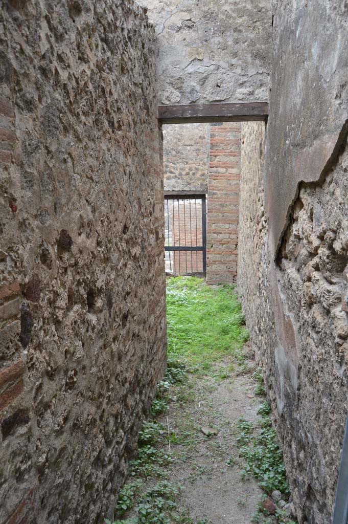 VII.2.18 Pompeii. October 2017. Room 19, corridor leading south to kitchen area from peristyle.
Foto Taylor Lauritsen, ERC Grant 681269 DÉCOR.